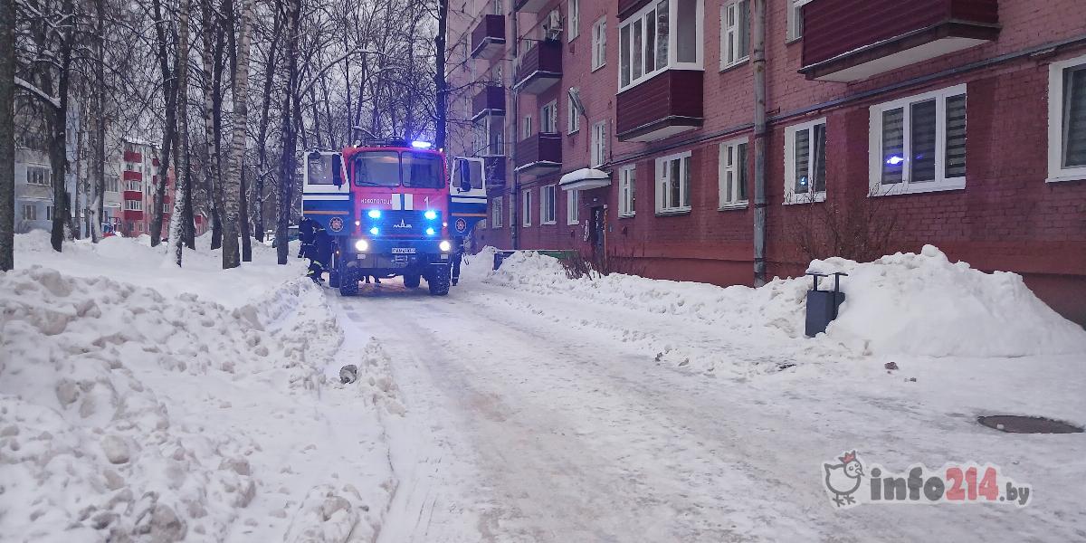 В Новополоцке горит дом
